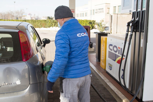Gestore COIL fa rifornimento di benzina